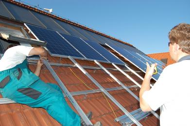 Ekoporadna: Sníží fotovoltaický panel na střeše moji uhlíkovou stopu?